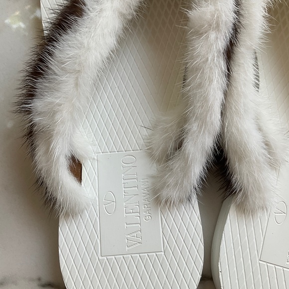 Valentino Garavani mink fur flip flops. Size 36. - Picture 4 of 5